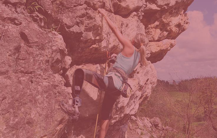 Persona con prótesis en su pierna escalando montaña